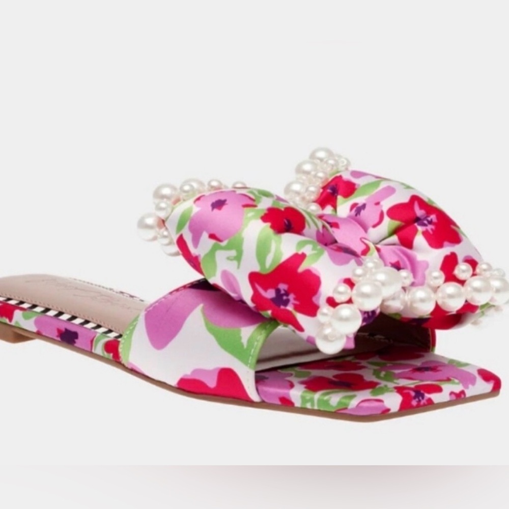 Betsey Johnson LIAH Womens
Satin Pearl trim Flatform Sandals size 9